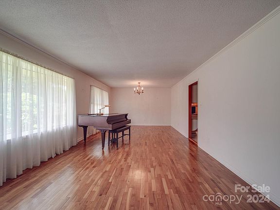 5th image of 3015 Gardner Park Dr