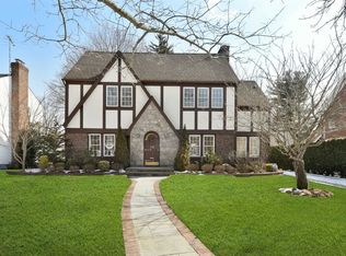 39 Whitehall Blvd, Garden City, NY 11530