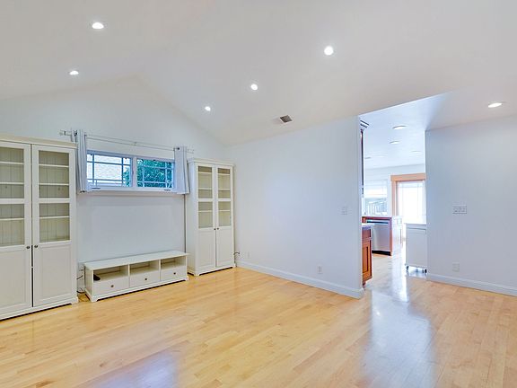 5th image of 452 Lincoln Ave
