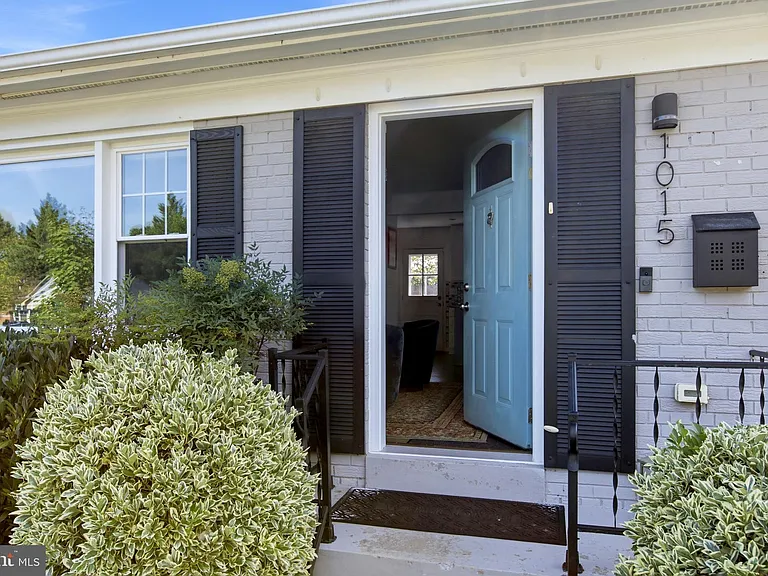 1015 Woods Pl — Photo 3
