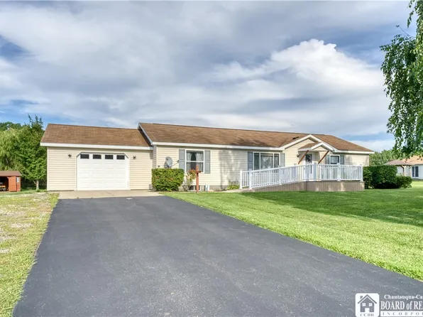 10 Haywood Dr, Brocton, NY 14716