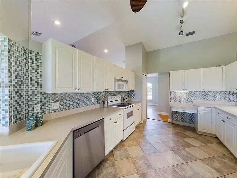 135 Bristol St — Photo 11