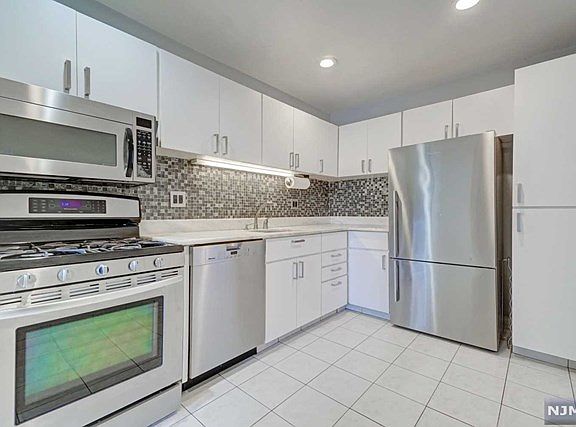 5th image of 2352 Linwood Ave APT 5C