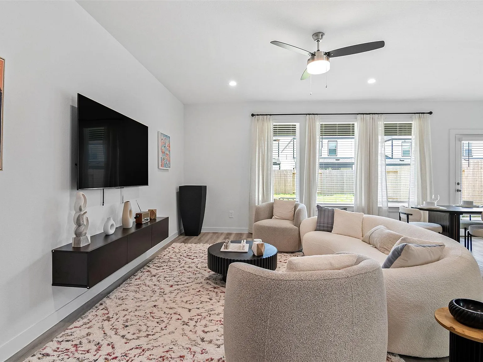 4 bed, 2.5 bath, 2166 sqft, $2,800 — Photo 2