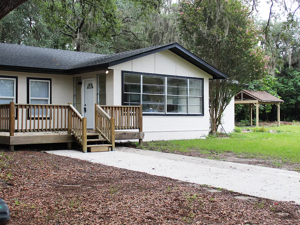 6685 Woodland Dr