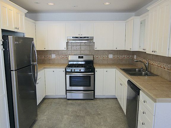 5th image of 132 N Hayworth Ave
