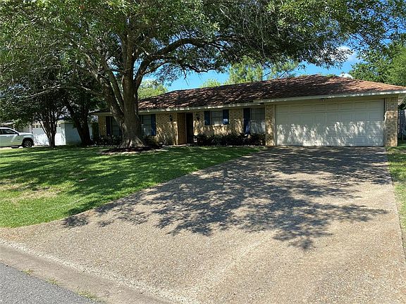 2nd image of 3008 Hillcrest Dr