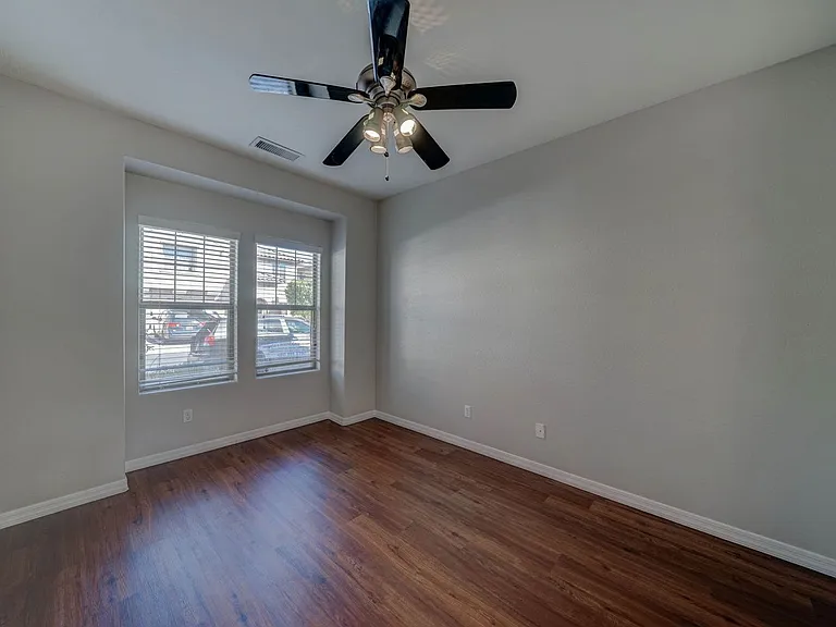 2143 W Marconi Ave — Photo 12