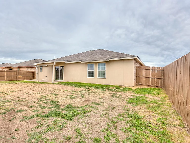 1221 Elmo Ln — Photo 37