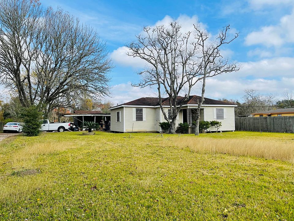 Front of house...has a large front yard!