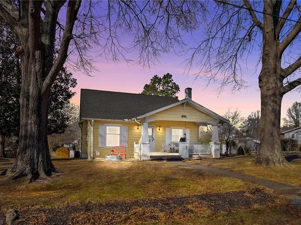 723 Summit St, Walnut Cove, NC 27052