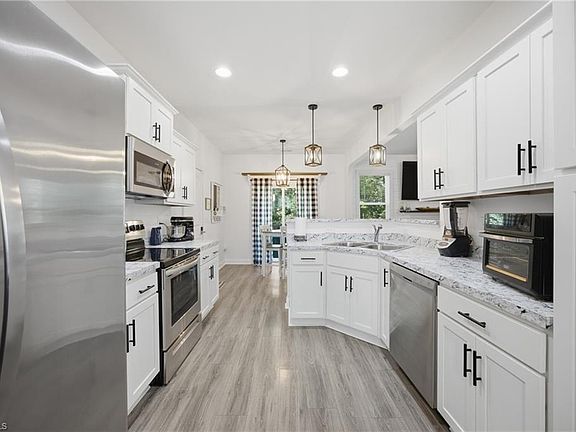 3rd image of 195 Timberwind Rd