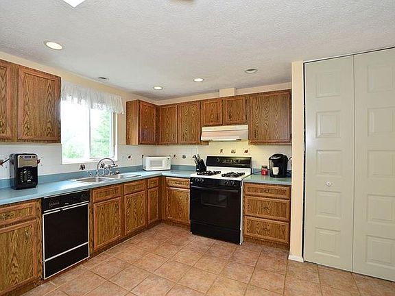 5th image of 9579 Saratoga Dr