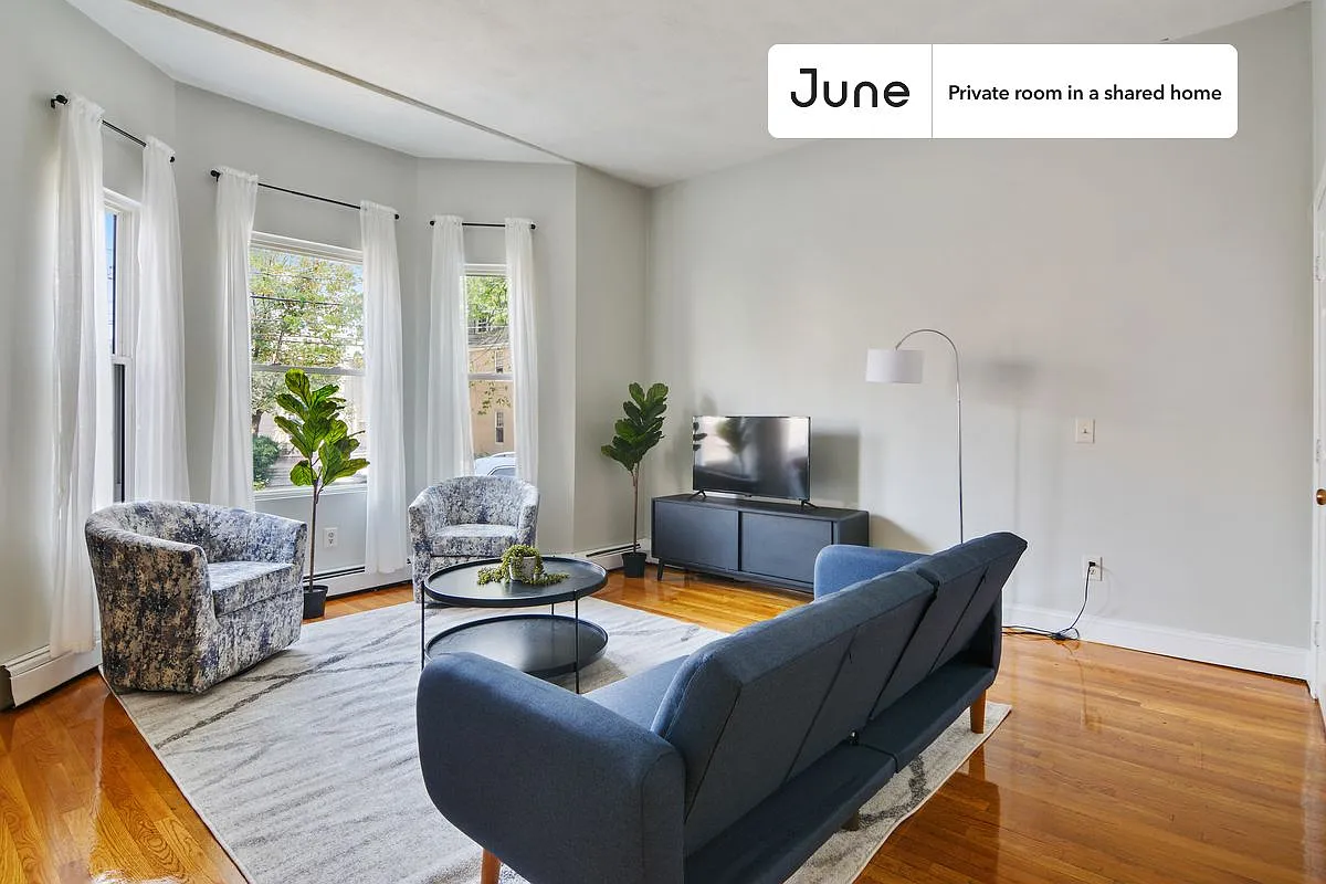 Queen bedroom in 4 bed/2 bath home in Allston #534 A — Photo 3