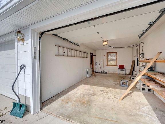 3rd image of 150 Mohican Rd