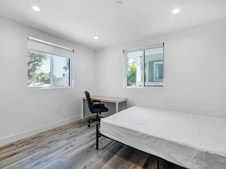 1186 W 37th Pl - USC DPS — Photo 10