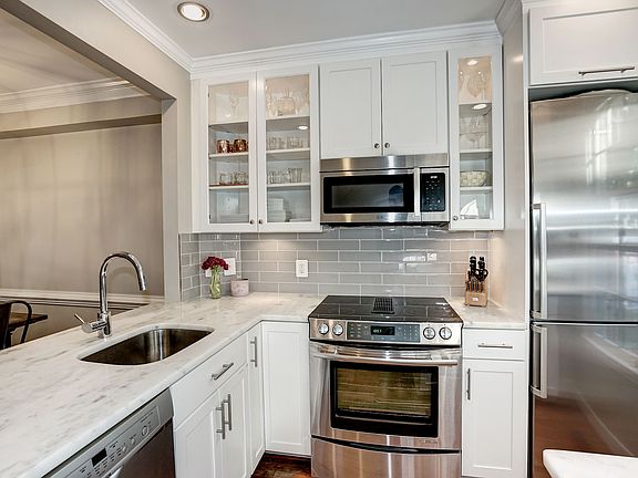 4th image of 611 S Columbus St