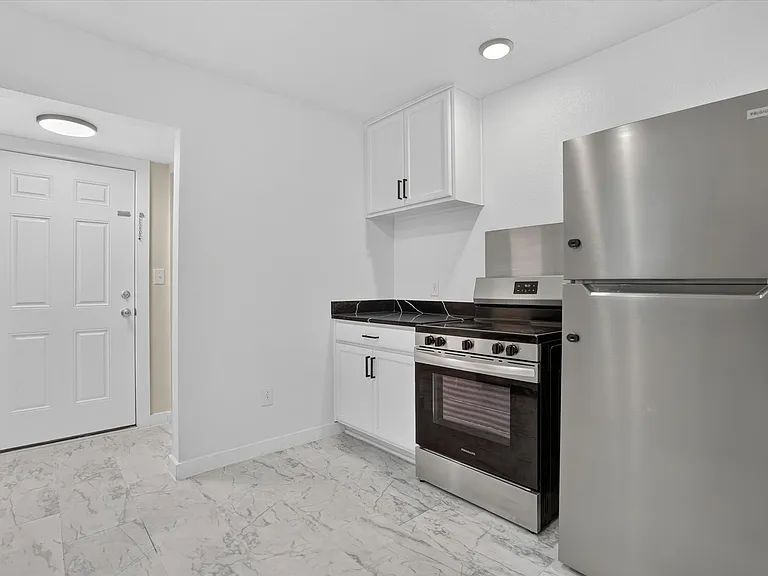 5016 Marks Pl — Photo 3