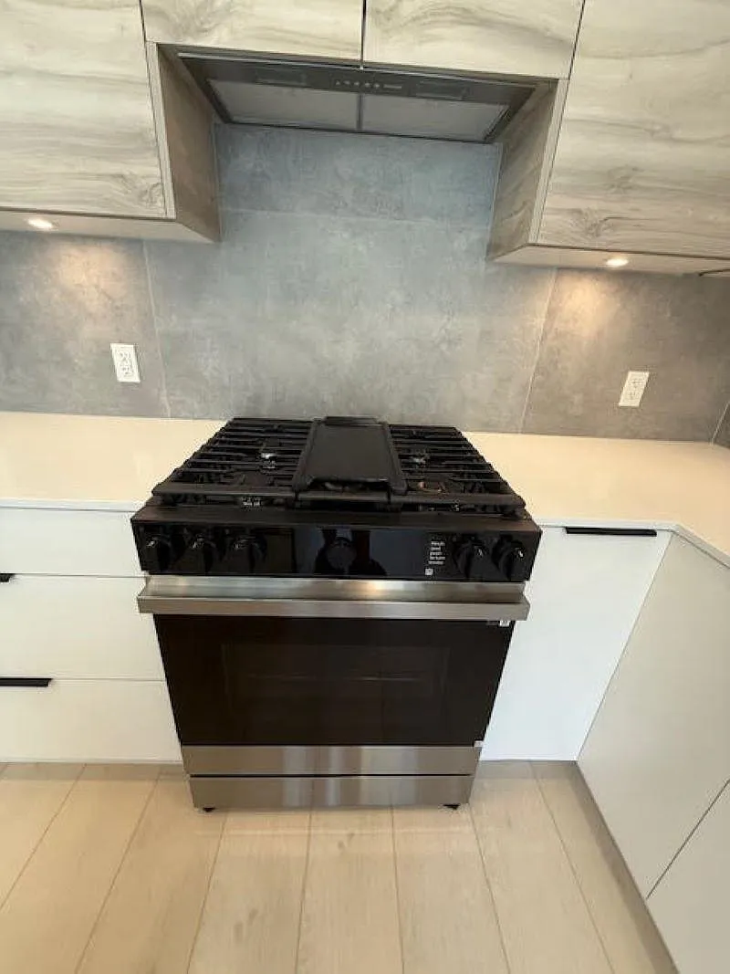 3 bed, 782 sqft, $2,300 — Photo 4