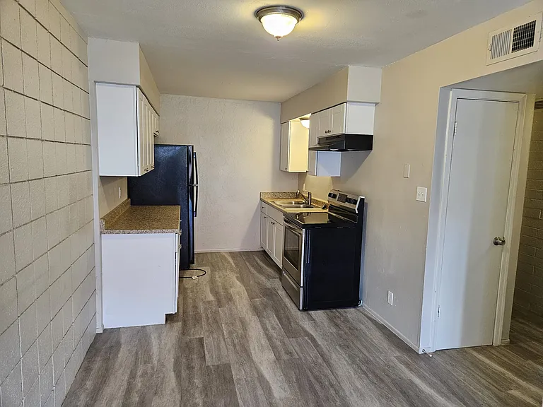 2016 W Cactus Rd #B — Photo 19