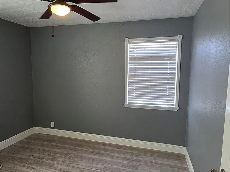 9330 Chesterfield Dr — Photo 2