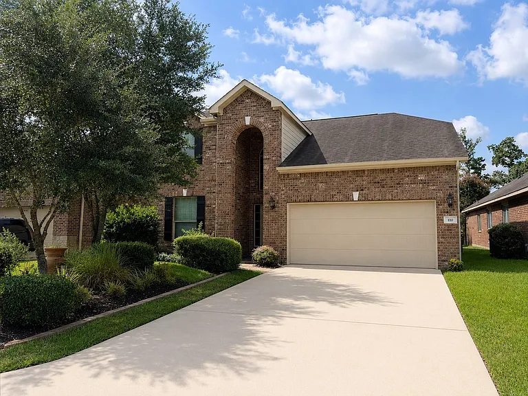 110 N Hawkhurst Cir — Photo 1