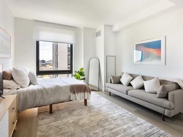72-01 Queens Boulevard image 1 of 40