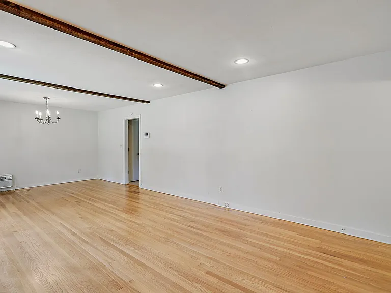 4364 Manhassett Dr — Photo 12