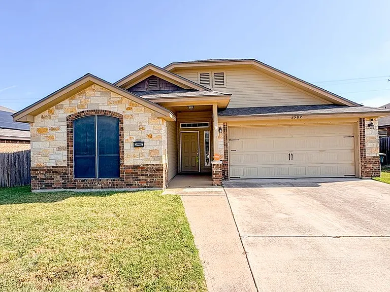 2907 Montague County Dr — Photo 1