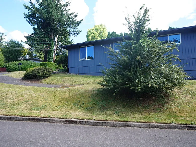 4623 SW 47th Ave — Photo 2