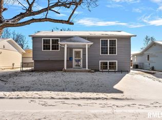 2416 Stokebridge Rd, Springfield, IL 62702