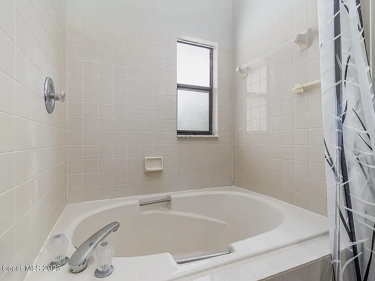 1626 Lara St NE — Photo 9