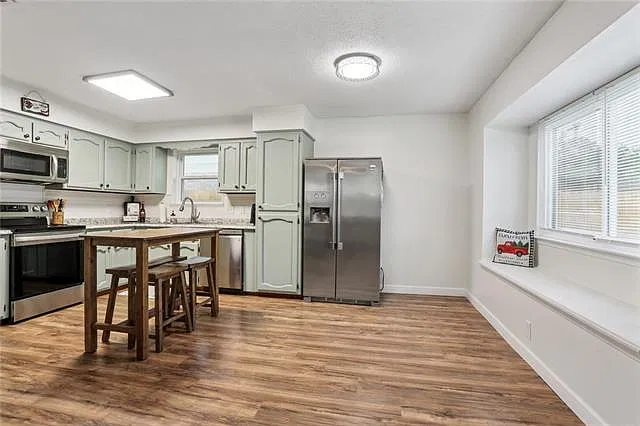3 bed, 1600 sqft, $1,800 — Photo 4
