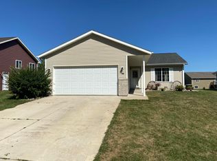 923 Deer Ln, Brookings, SD 57006