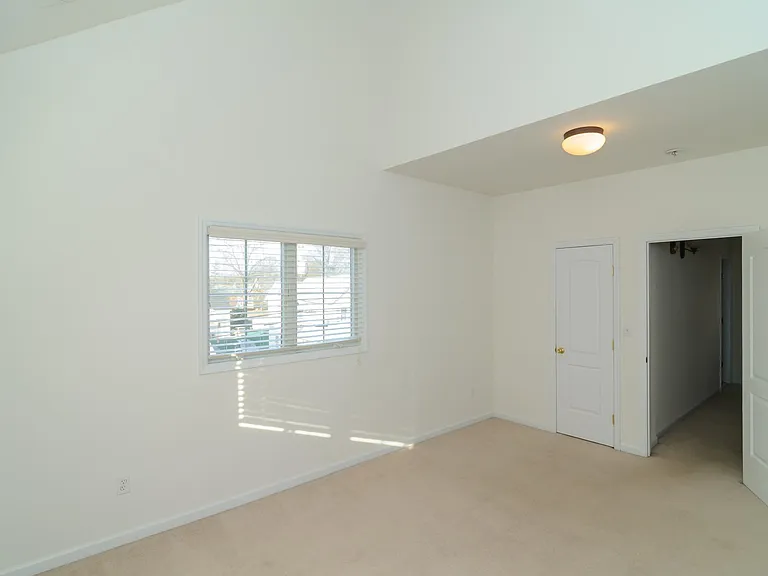330 Maple Ave #4 — Photo 12