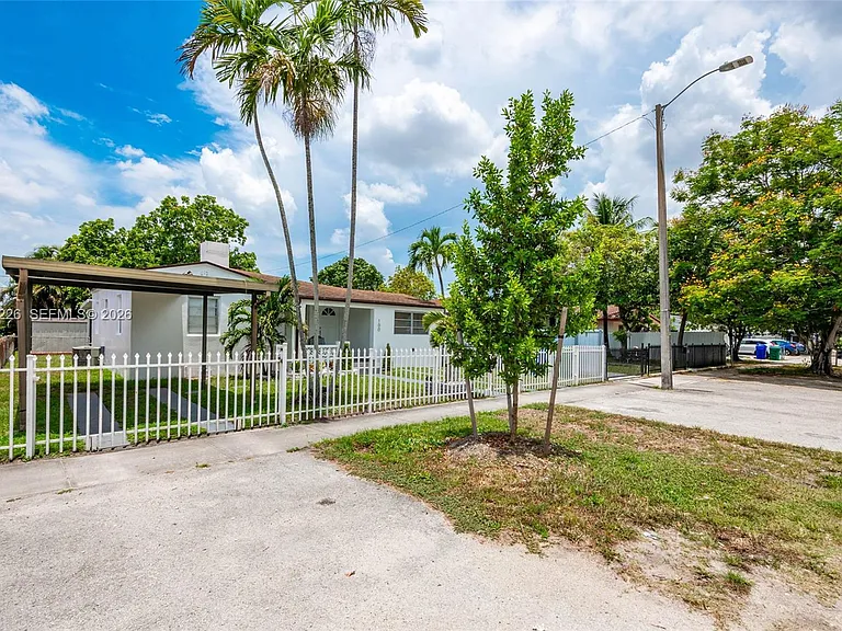 100 SW 58th Ave — Photo 8