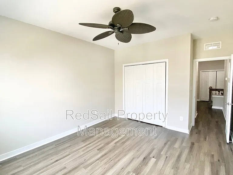 208 Fishers Ct — Photo 16