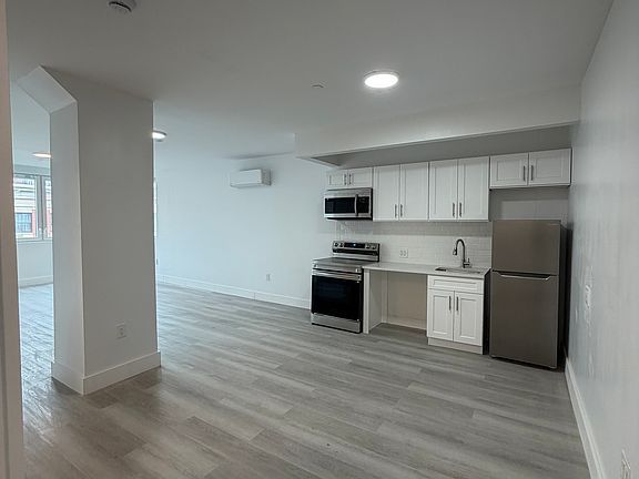 2nd image of 1641 Undercliff Ave #6B