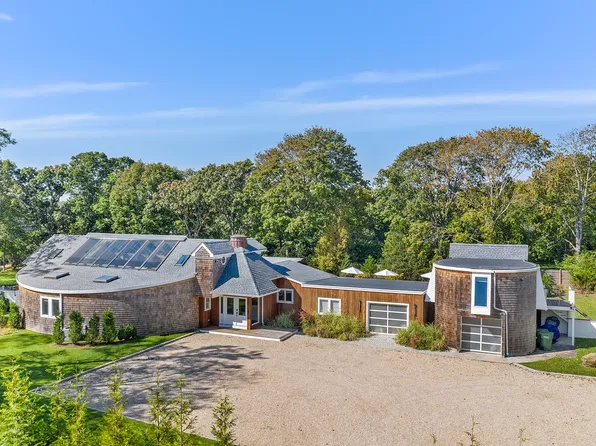 4 Fedak Ln, East Quogue, NY 11942