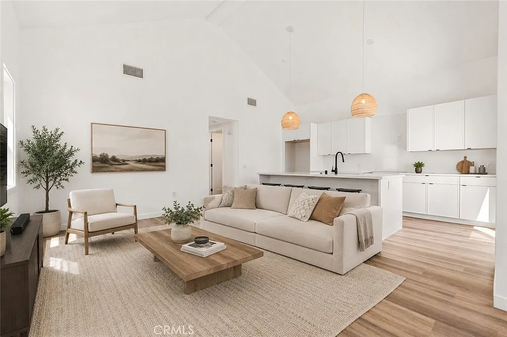 2 bed, 2.0 bath, 872 sqft, $5,500 — Photo 2