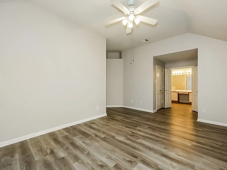 5017 Eastcreek Dr — Photo 10
