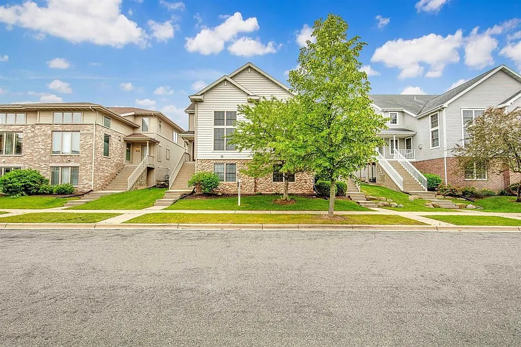 3 bed, 3.5 bath, 2000 sqft, $2,745 — Photo 2