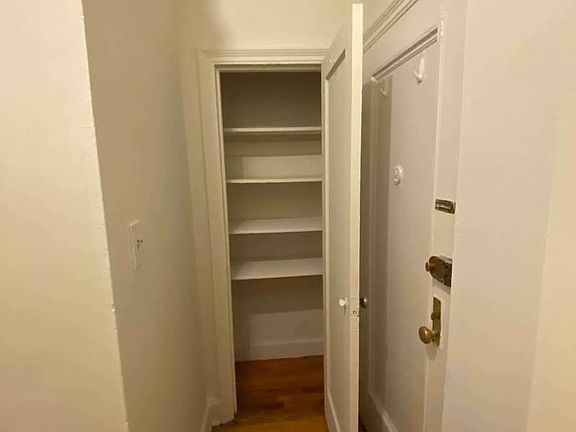 4th image of 220 E 52nd St #2F