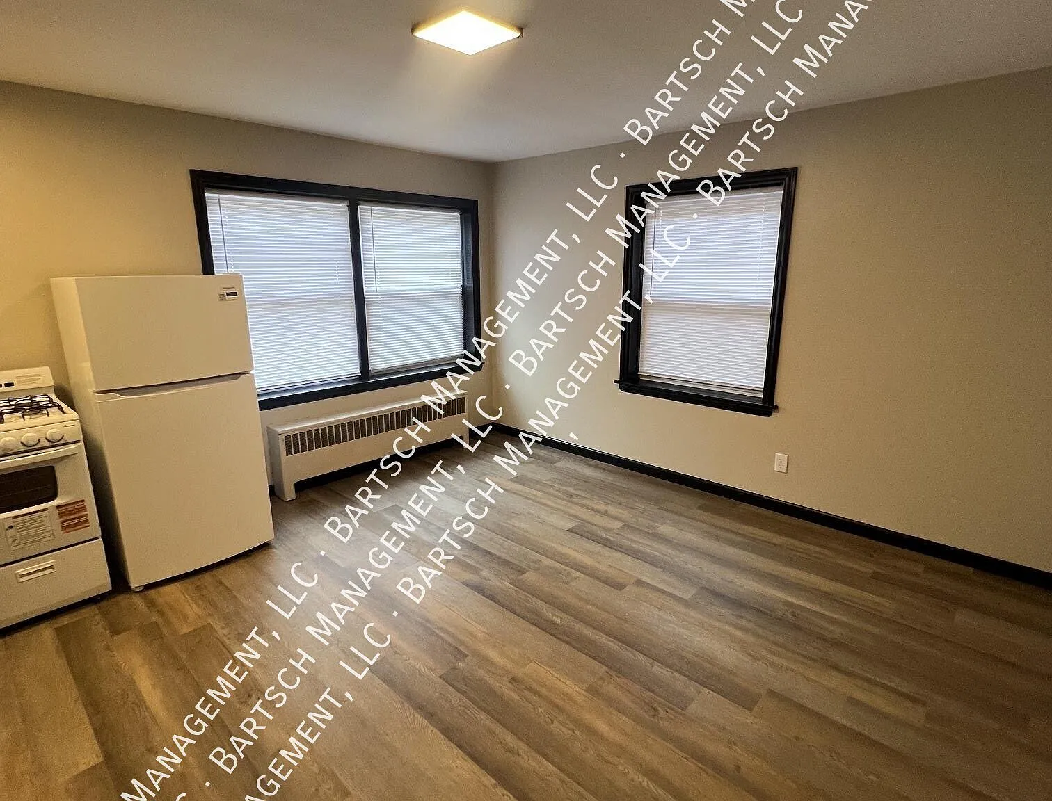 Studio, $900 — Photo 3