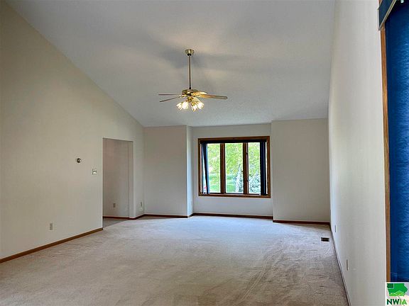 4th image of 922 Leona Cir