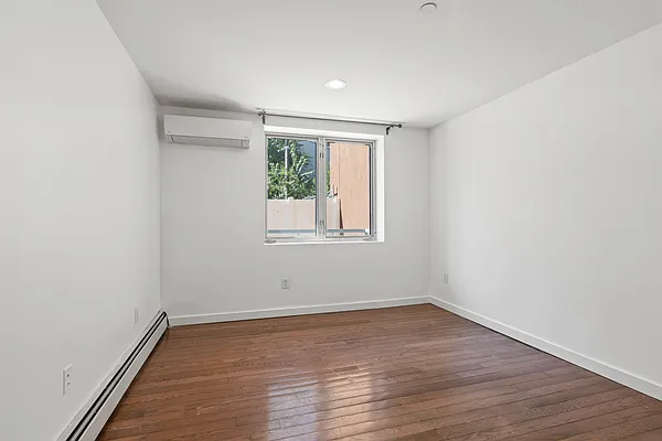 Sold by R New York | media 13