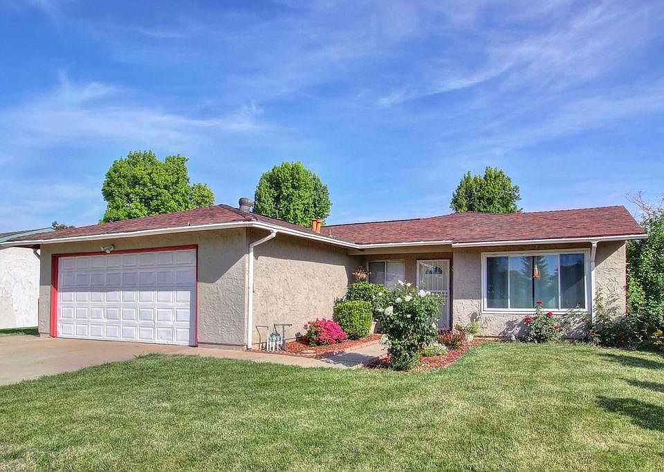 Front of house with 2 car garage, curb appeal, and your front yard