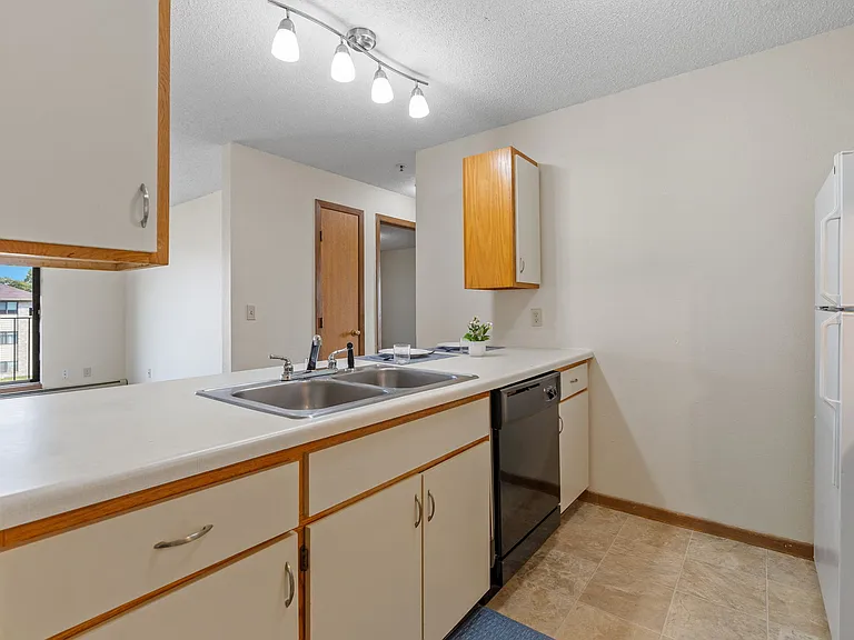 Camelot Square Living — Photo 8