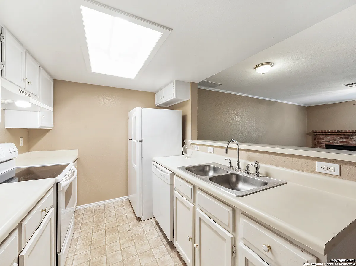 Building Photo - 11610 Vance Jackson Rd #413
