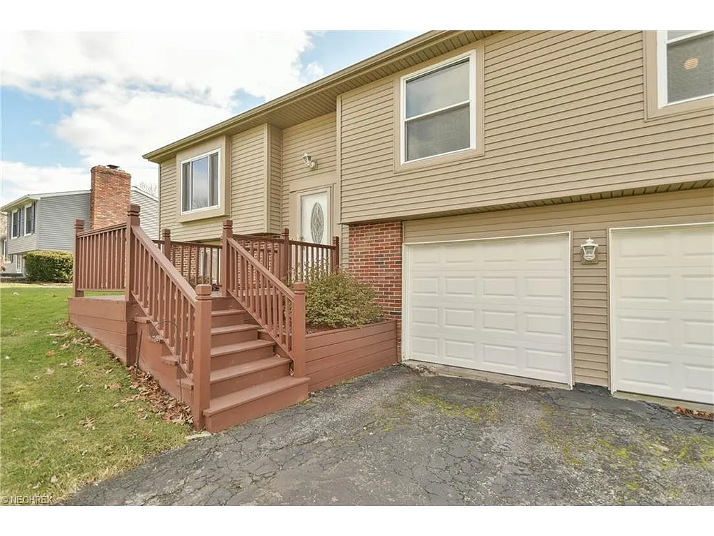 7962 Raglan Dr NE photo 1